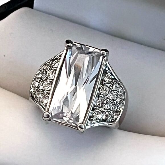 Cocktail Ring Size 9 Cubic Zirconia Pave Accents Silver Tone Engagement 2T - Picture 5 of 6